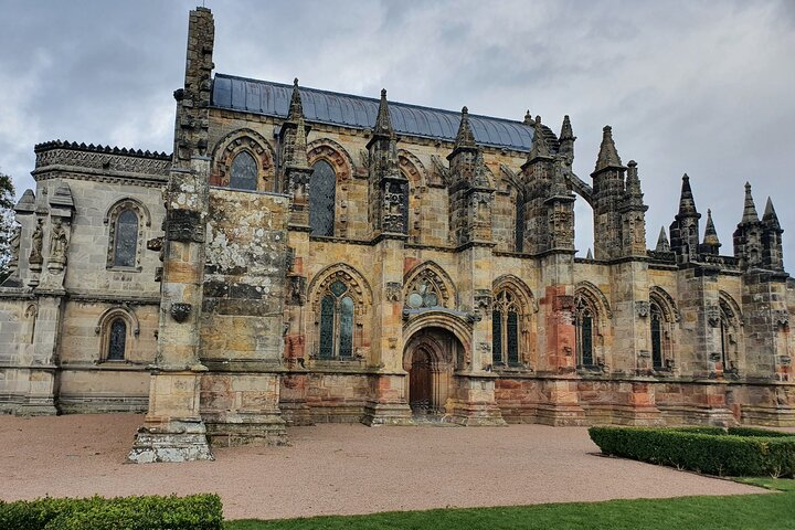 Experience the intricate beauty of Melrose Abbey a hidden gem of Scotland’s history. Marvel at its stunning architecture while exploring the charm of the surrounding countryside.